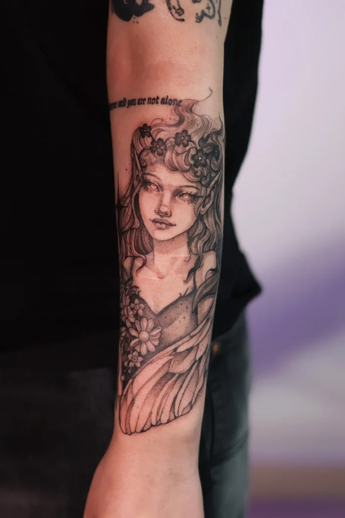 Fėjos tatuiruotė, gėlių tatuiruotė, moters portreto tattoo, grafinės tatuiruotės Kaune, Kaunas tattoo
