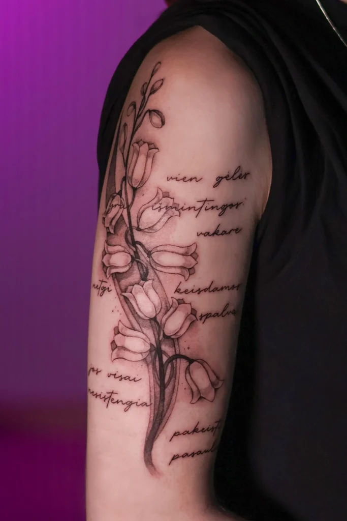 J. Ivanauskaitės knygos Viršvalandžiai viršelio pakalnutė su eilėraščiu tatuiruotė, tatuiruotės Kaune, Kaunas tattoo